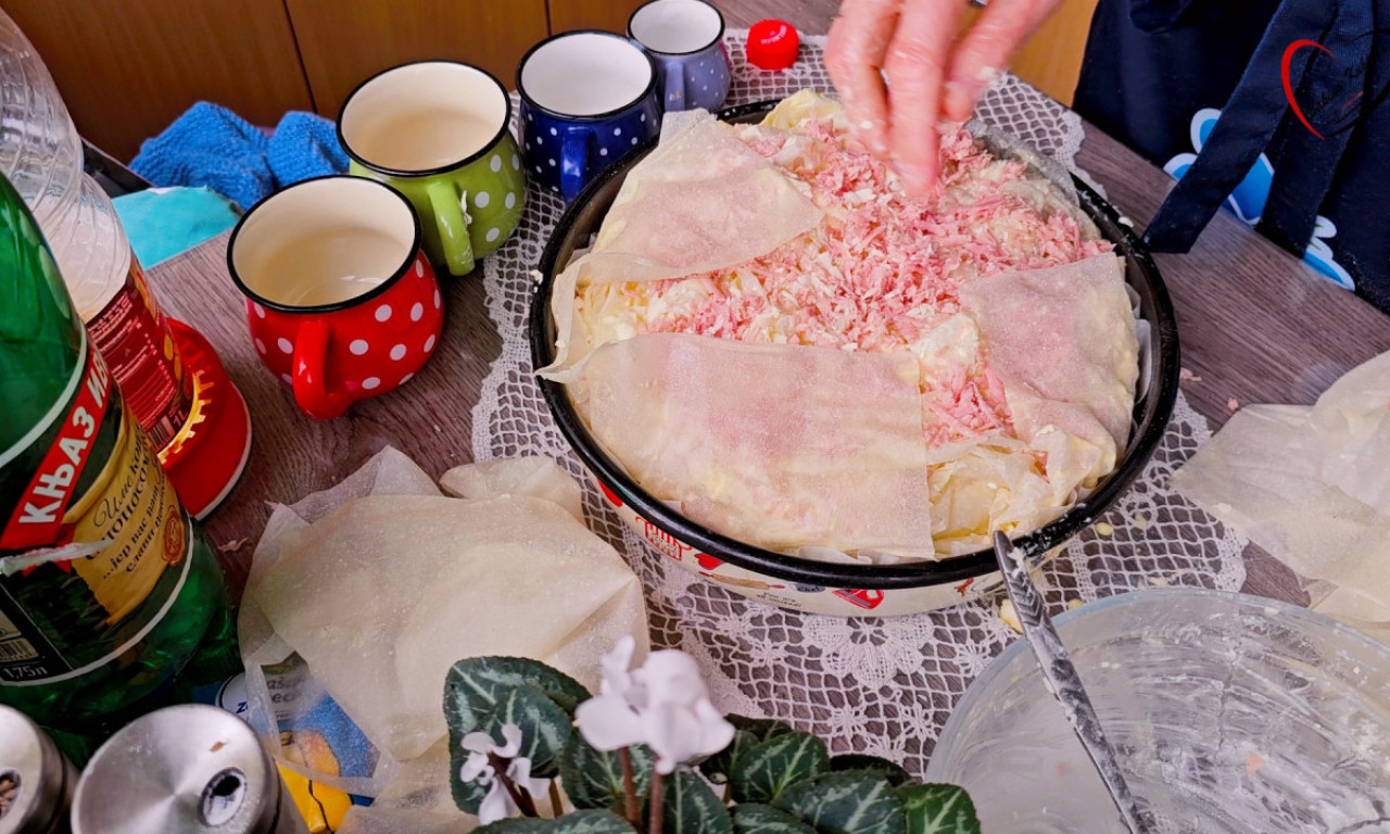 PITA SA ŠUNKOM, SIROM I KAČKAVALJEM Ponekad je za sreću potrebno - parče pite! (RECEPT)