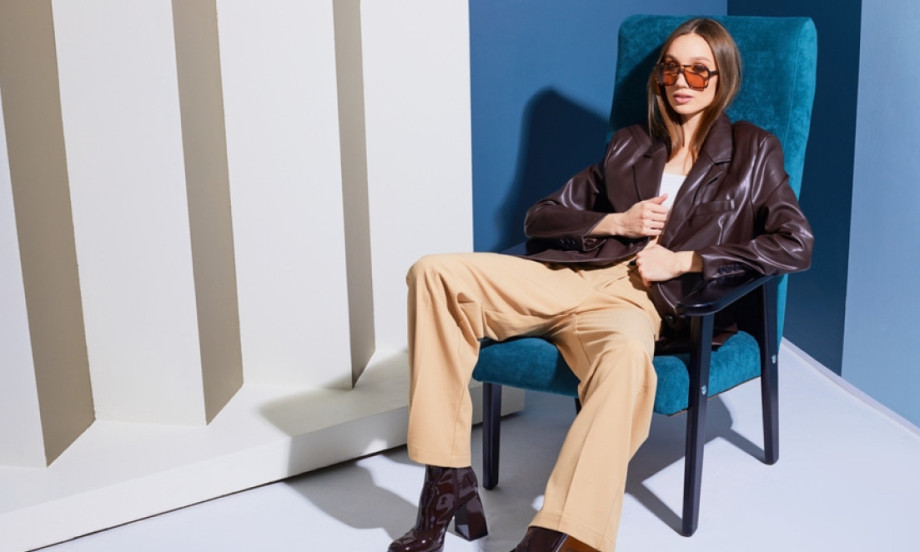 /data/images/2025-10-27/165975_shutterstock-2127442715_kf.jpg MODERNA ŽENA BIRA OVE PANTALONE Nova sezona donosi praktičan, ali ženstven izgled!