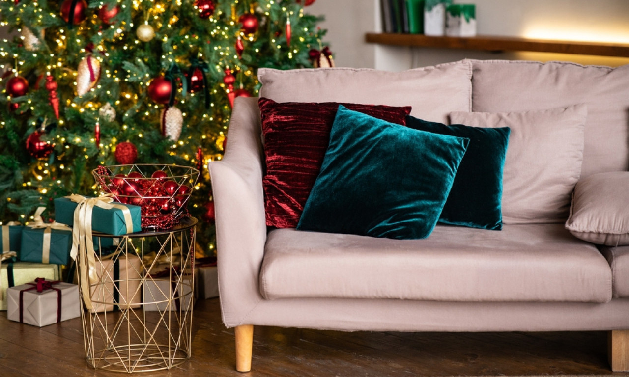 BURGUNDI JE NOVI HIT ZA PRAZNIKE Topla, luksuzna i bezvremenska boja osvaja domove!