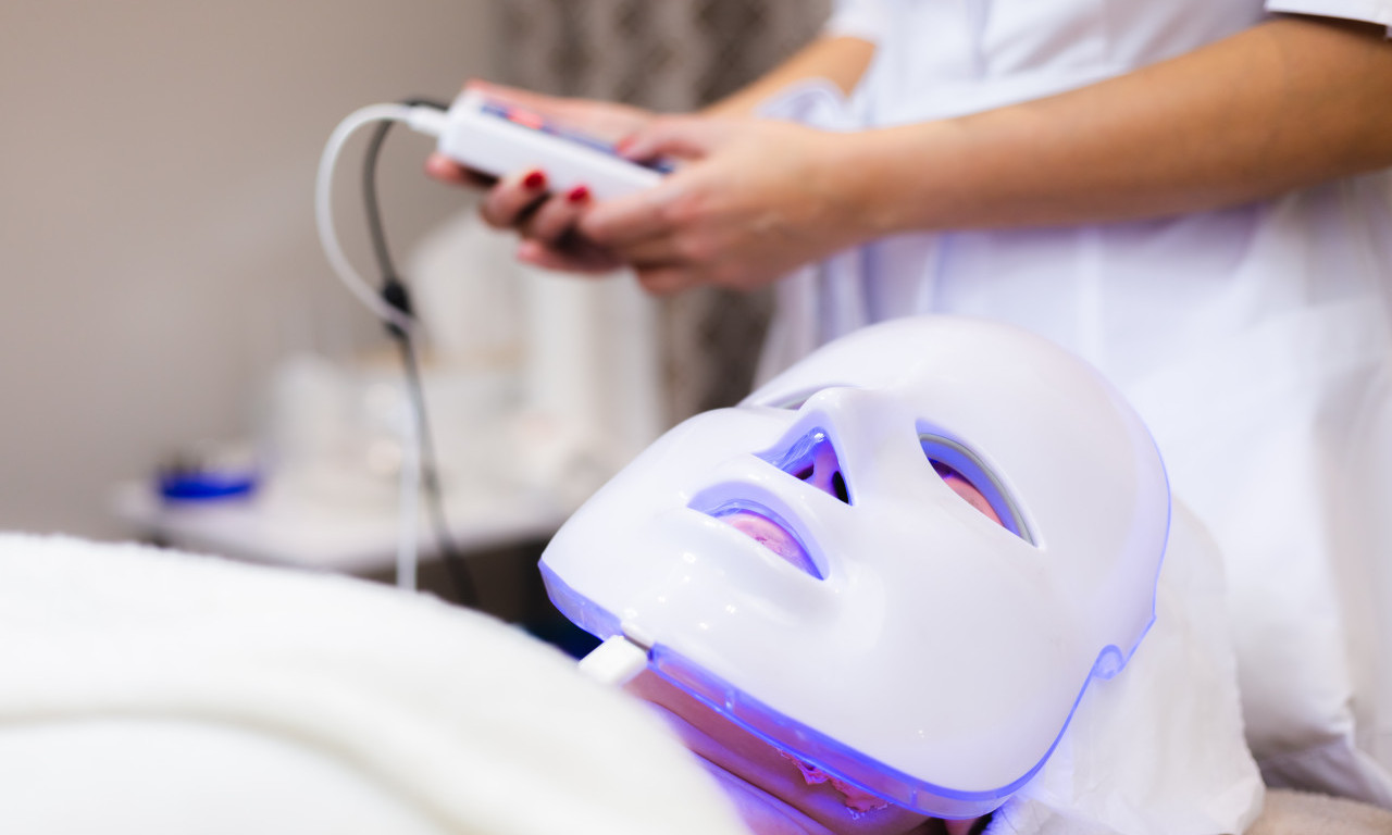 LED MASKA MENJA NAČIN NEGE LICA Evo kako da izaberete pravu i koristite je bez greške!