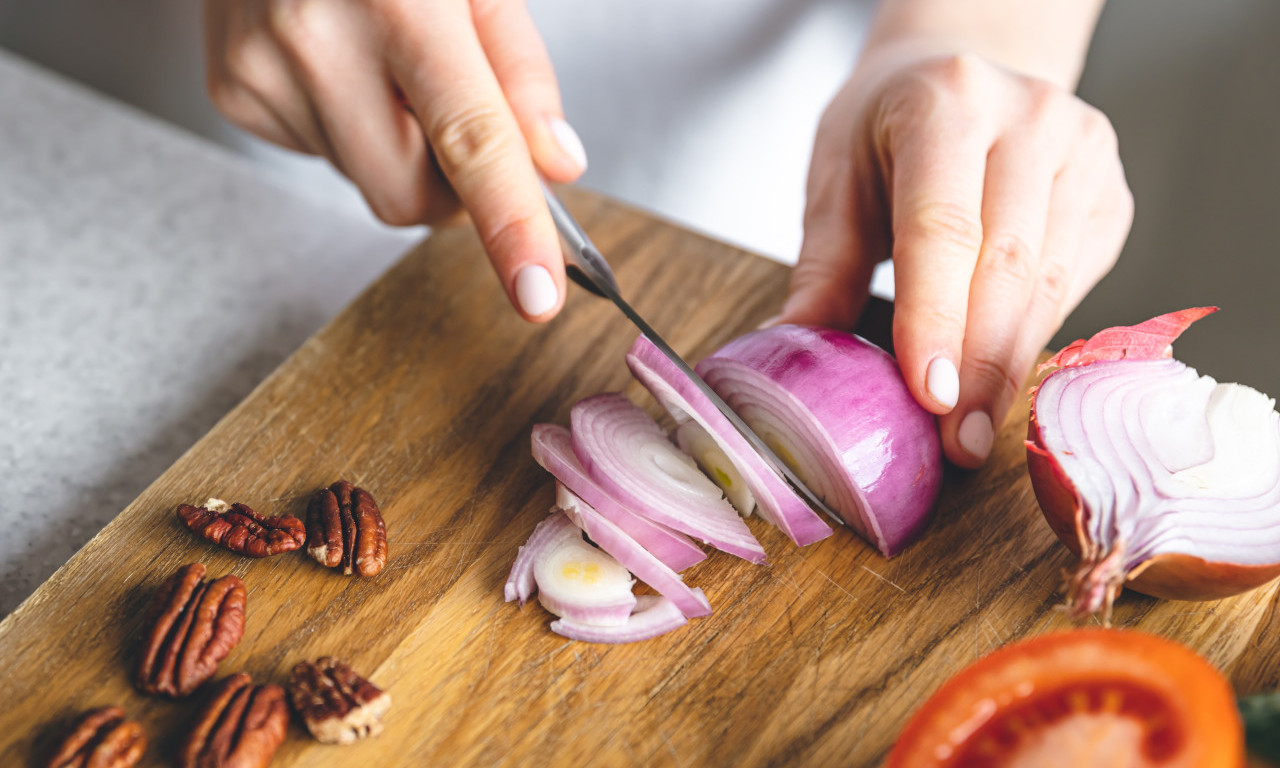 GENIJALAN TRIK KOJI SPREČAVA SUZE Kako da seckate crni luk bez suza!