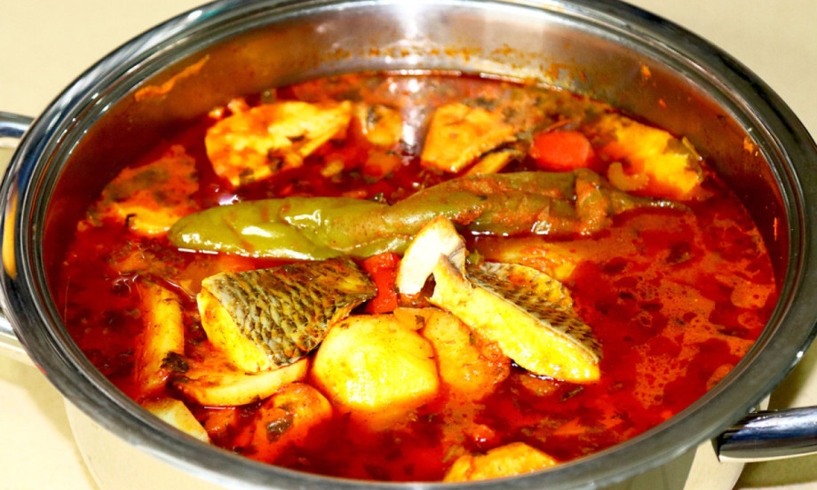 /data/images/2025-10-30/166593_shutterstock-1818436838_kf.jpg PRAVA RIBLJA ČORBA Tradicionalni recept sa više vrsta ribe, savršena za slavu i post