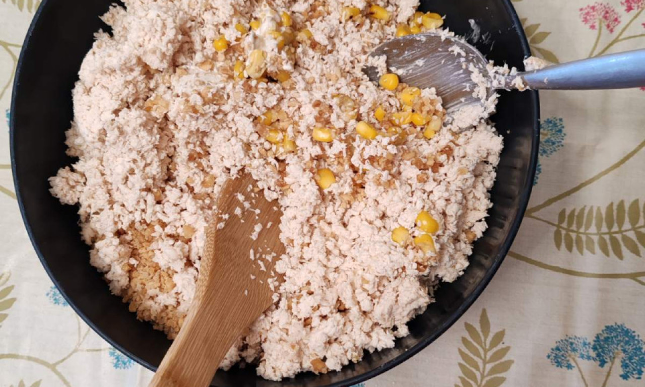 SLAVSKA TRPEZA NE MOŽE BEZ NJE Pileća salata sa kikirikijem koja se prva pojede!