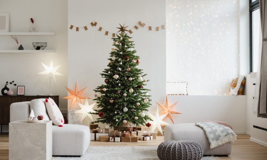 /data/images/2025-10-31/166734_shutterstock-2385960665_kf.jpg NAJVEĆI TRENDOVI NOVOGODIŠNJE DEKORACIJE Dizajneri otkrivaju šta će biti hit ove sezone!