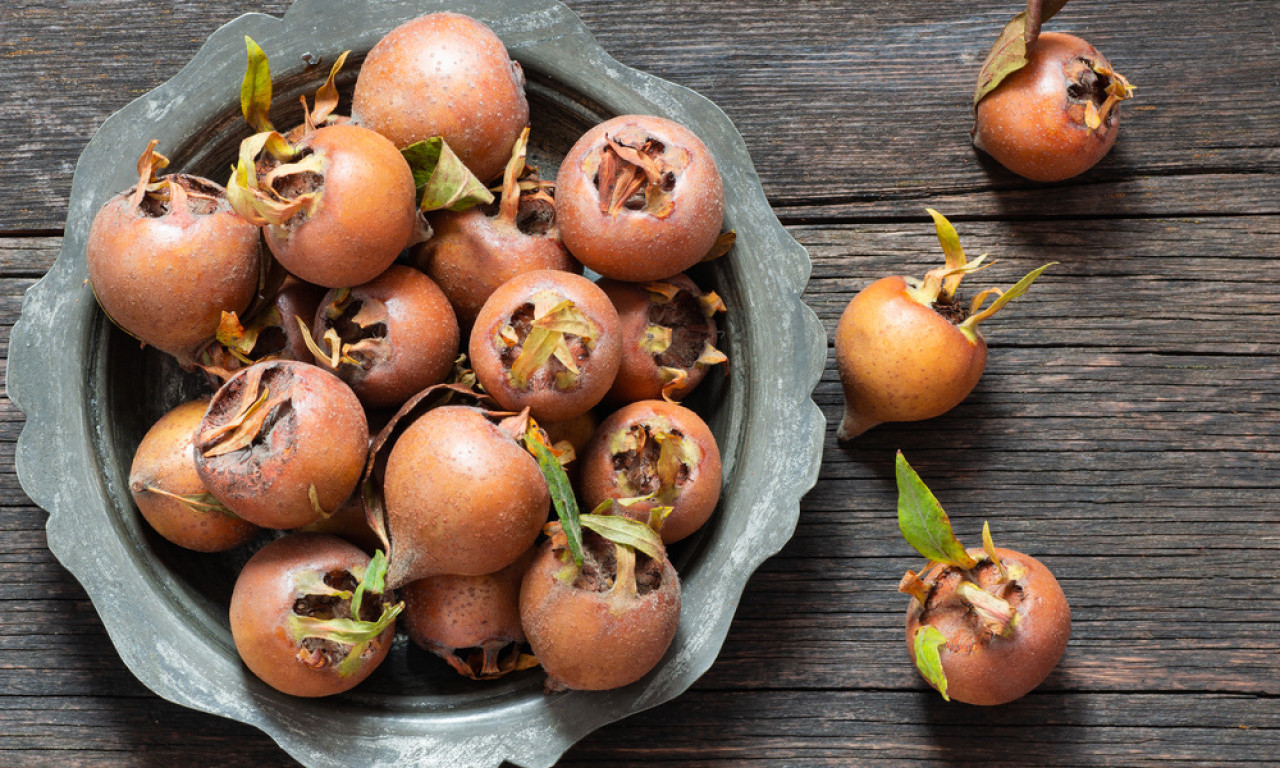 NE TRAŽITE DALJE: DŽEM OD MUŠMULA je najpotcenjenija zimnica – evo zašto ga svi ponovo prave!