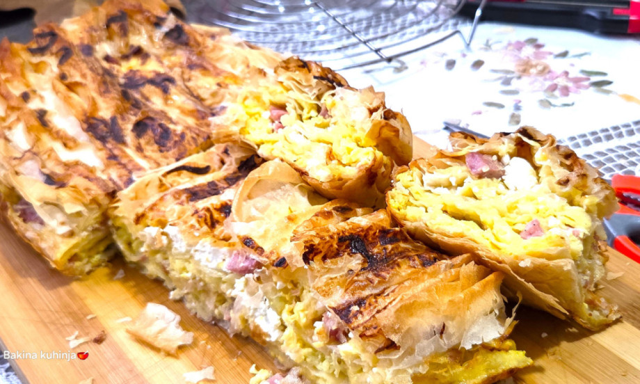 HARMONIKA GIBANICA SA TIKVICAMA, ŠUNKOM I SIROM Ne propustite ovaj trik sa korama koji će pitu učiniti najhrskavijom!