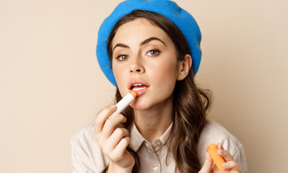 DA LI VAM LABELO ZAPRAVO ISUŠUJE USNE? Dermatolozi otkrivaju gde grešimo i kako da zaista negujemo ispucale usne
