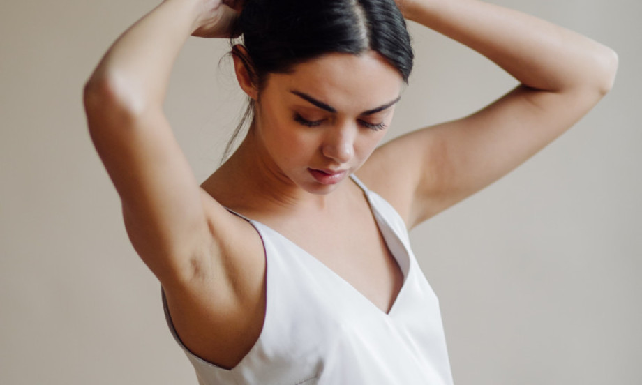 DA LI DEZODORANS TREBA NANOSITI UJUTRU ILI UVEČE? Naučnici su rešili dilemu – da li se slažete?