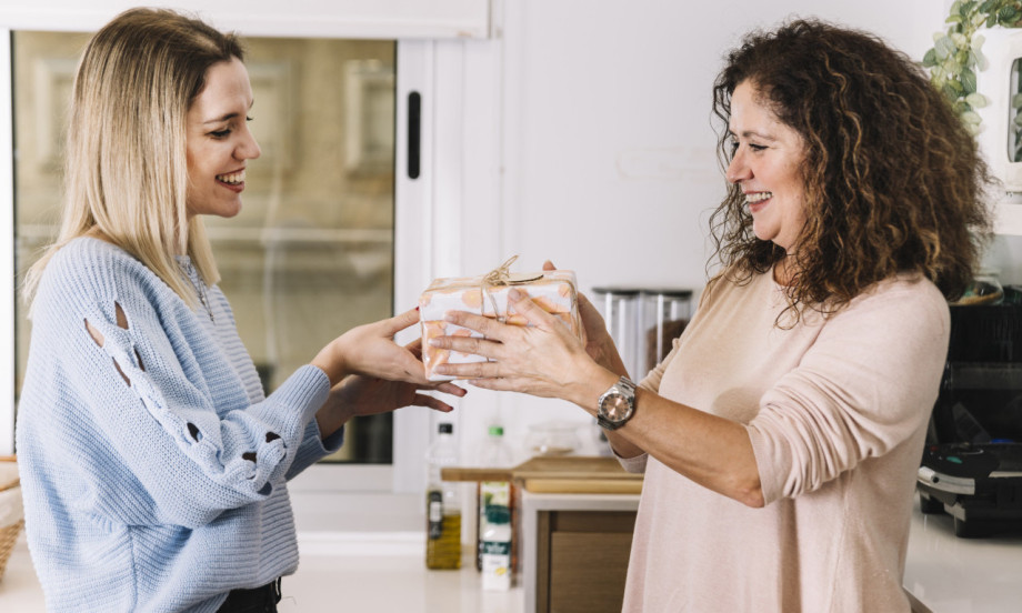 ŠTA PONETI NA MRATINDAN Lepi, pristupačni pokloni koji ostavljaju utisak i poštuju domaćina!