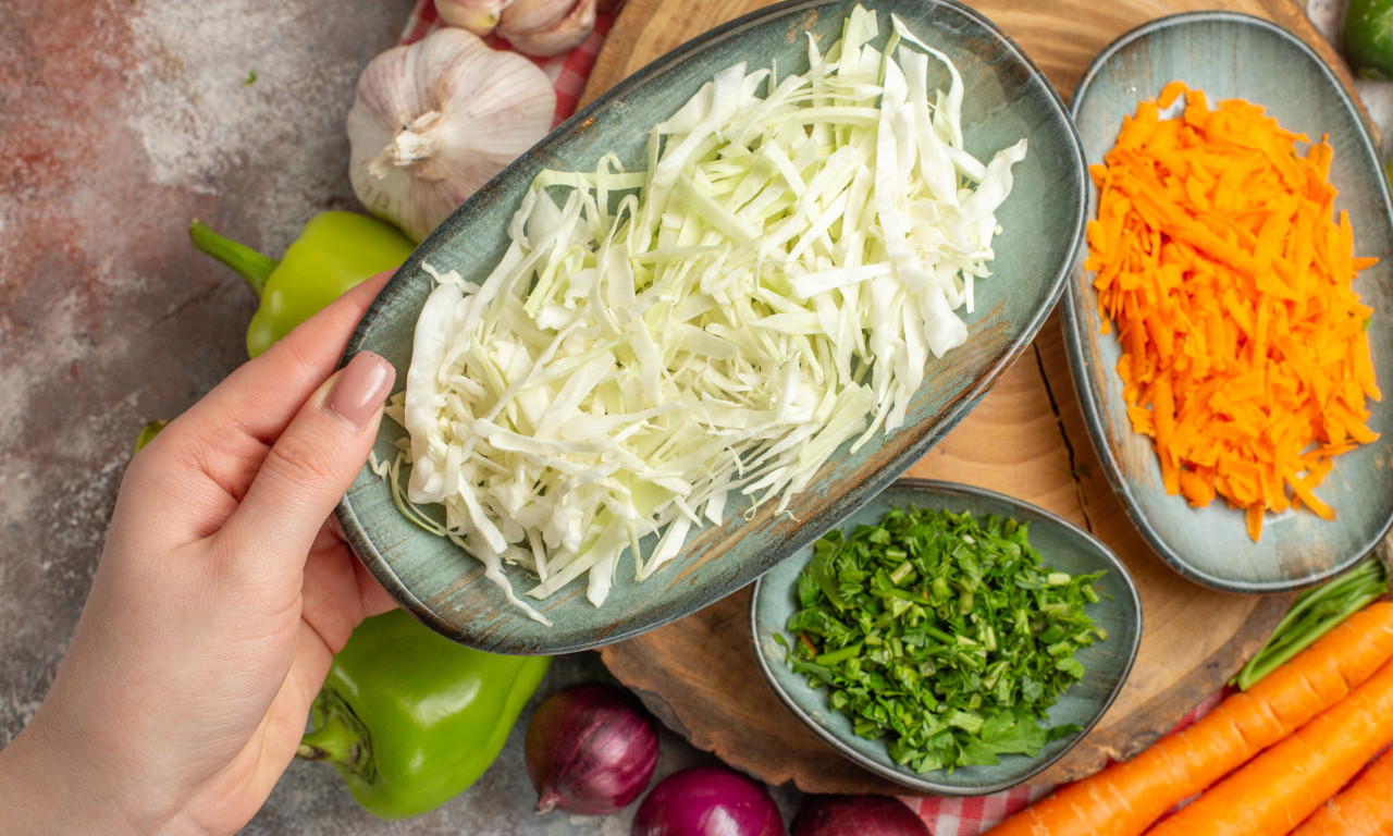 TAJNA SAVRŠENE KUPUS SALATE Kako da salata bude kao iz restorana, evo male „kuvarske cake“!