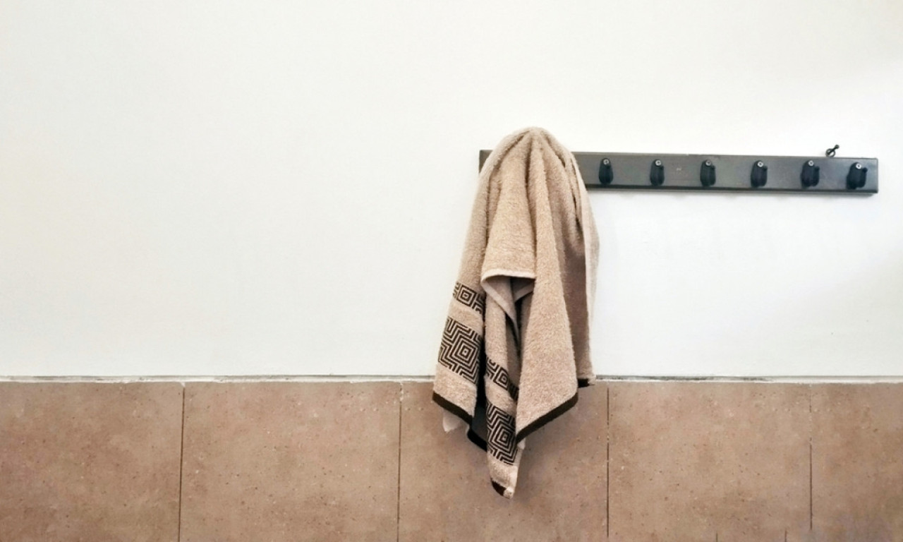 NAJGORE MESTO ZA KAČENJE PEŠKIRA Greška zbog koje peškir počinje da smrdi već posle jednog dana