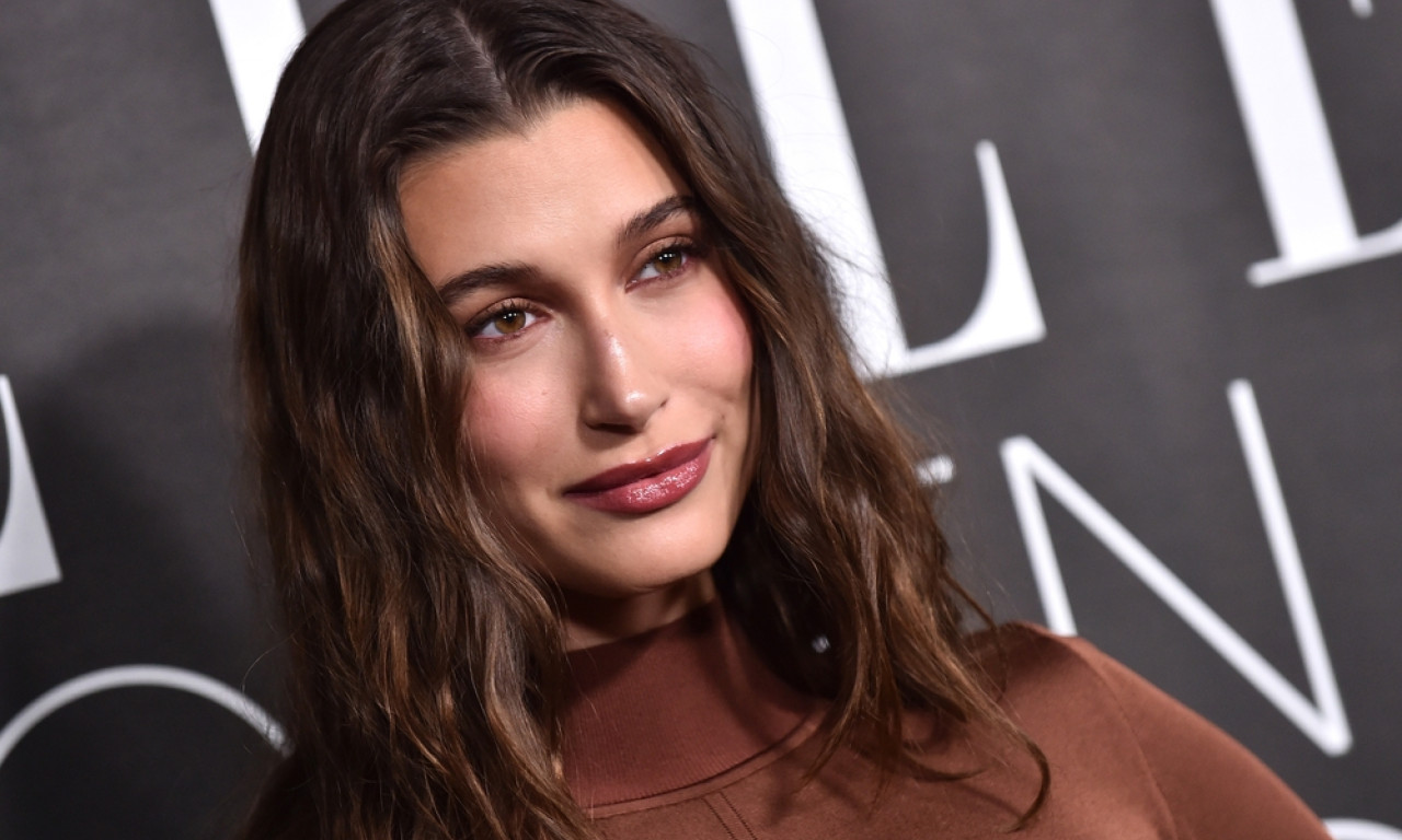 HEJLI BIBER PREDSTAVILA NOVI ZIMSKI MANIKIR Spoj „glaziranog“ efekta i mačijeg oka postao hit!