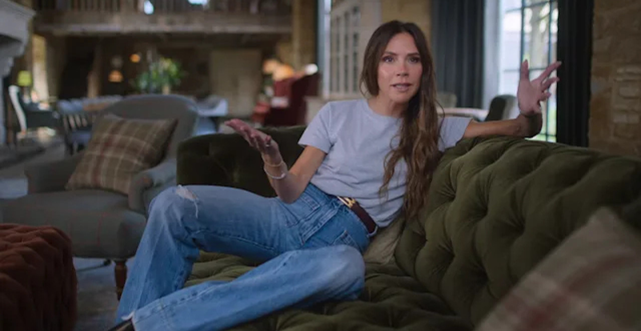 FARMERKE KOJE SU ZALUDELE SVET Viktorija Bekam vratila ’70 u modu, a pronašli smo i povoljne modele!