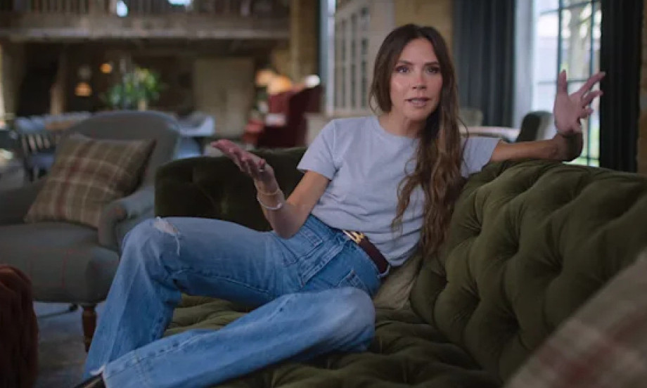 FARMERKE KOJE SU ZALUDELE SVET Viktorija Bekam vratila ’70 u modu, a pronašli smo i povoljne modele!