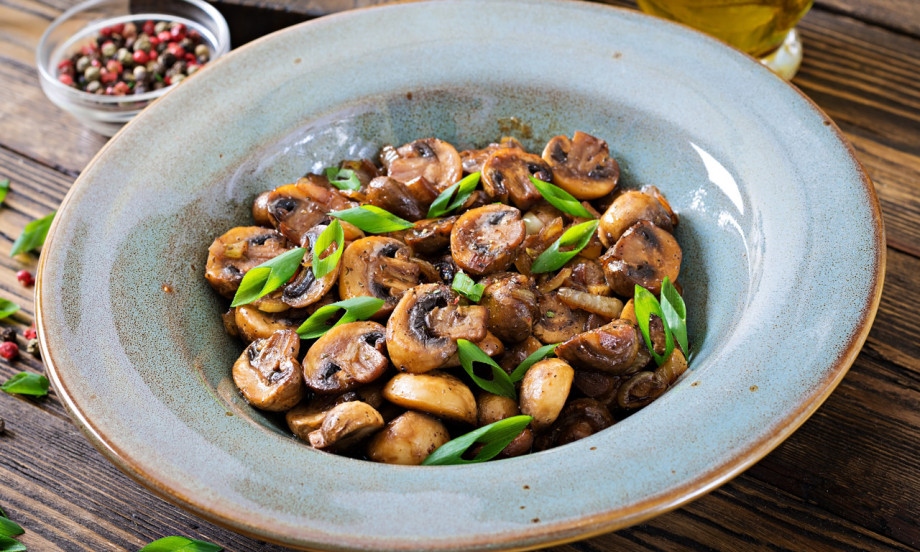 BRZA POSNA SALATA SA ŠAMPINJONIMA KOJA ULEPŠAVA SLAVSKU TRPEZU Evo kako pripremiti korak po korak!