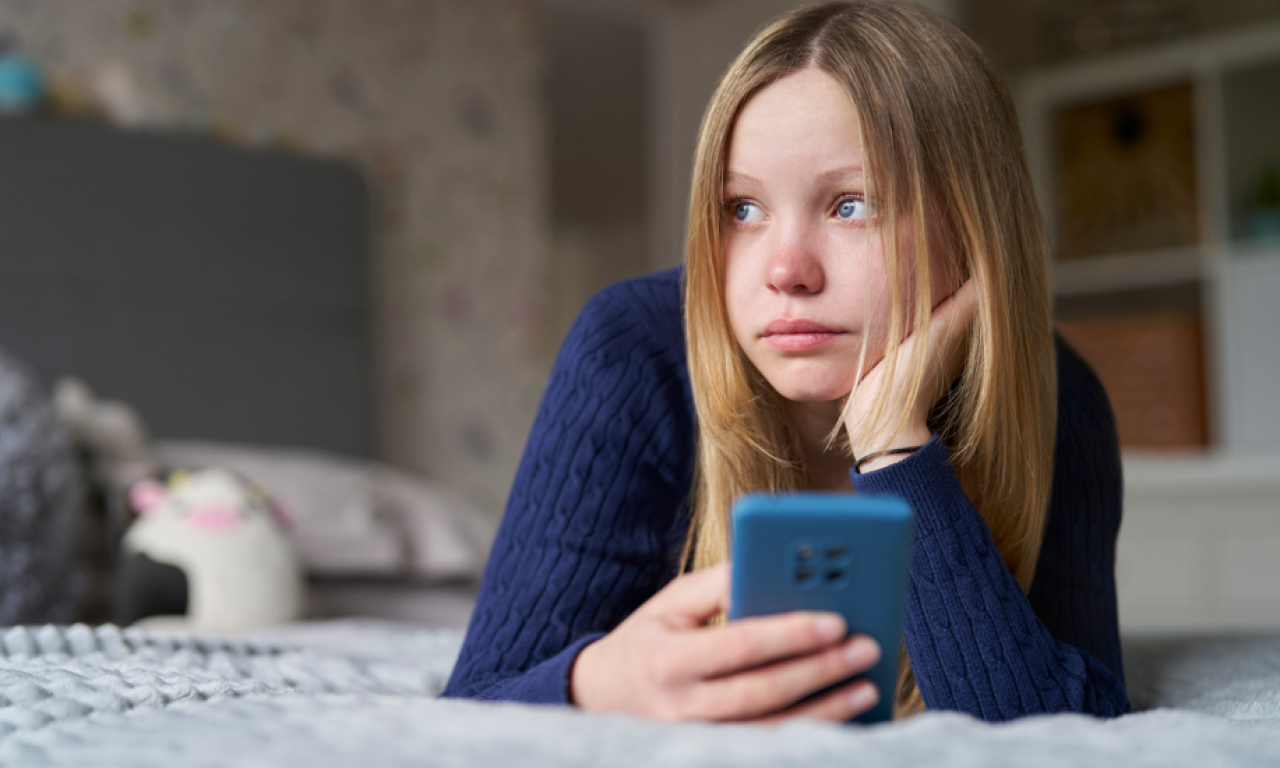 KADA DETE TREBA DA DOBIJE PRVI TELEFON? Stručnjaci kažu da roditelji često greše!