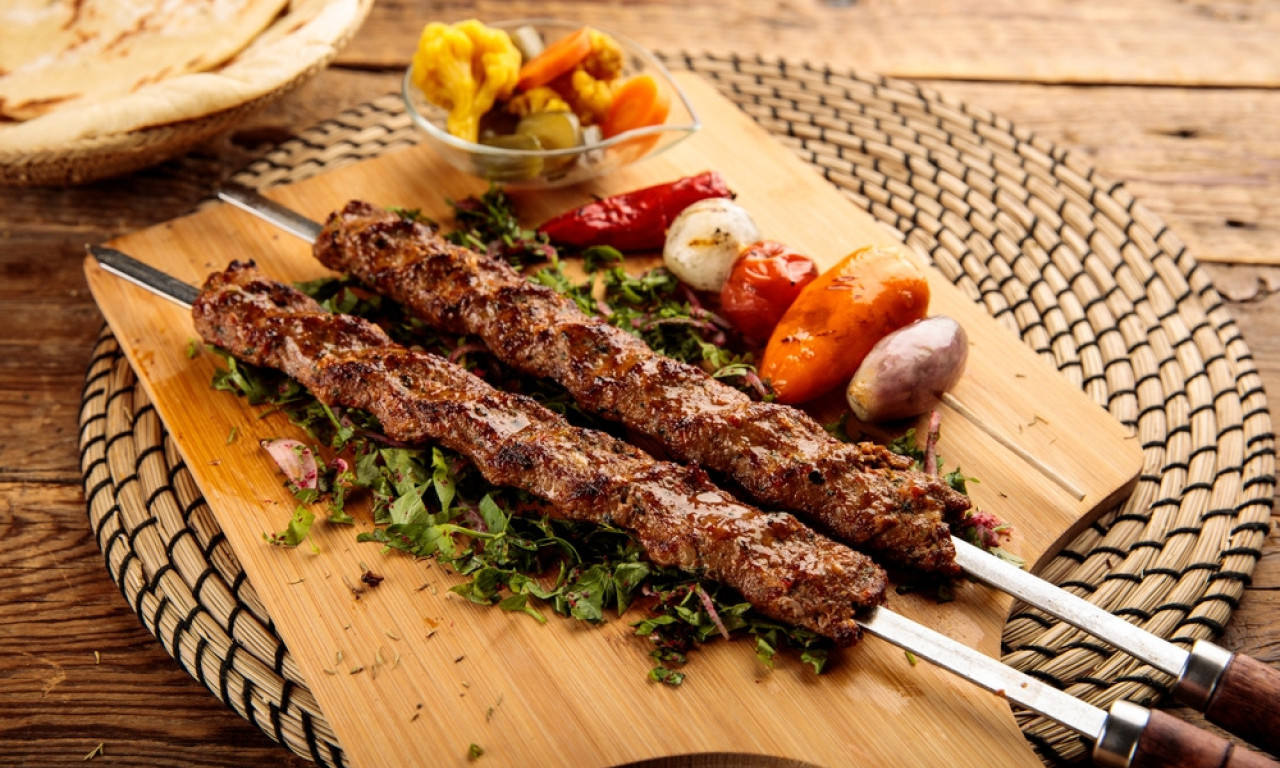 NAJSOČNIJI KEBAB IZ RERNE TikTok recept koji je zaludeo sve: ključ je u jednom potezu tokom pečenja