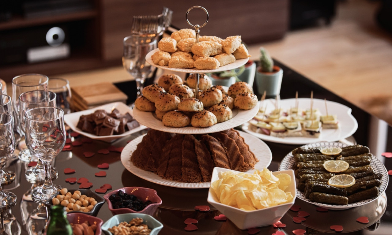 ŠTA SE SPREMA ZA DOČEK NOVE GODINE I što bi Maraja Keri rekla - Vreme je! Planirajte veče bez stresa (VODIČ)