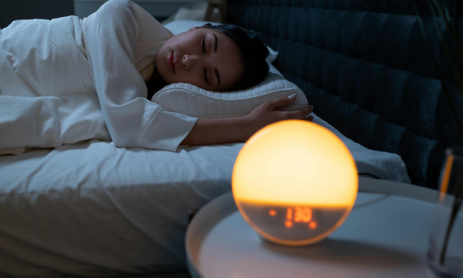 DA LI STE ZNALI DA SPAVANJE SA UPALJENIM SVETLOM MOŽE DA UGROZI VAŠE SRCE Evo šta sve treba da znate!