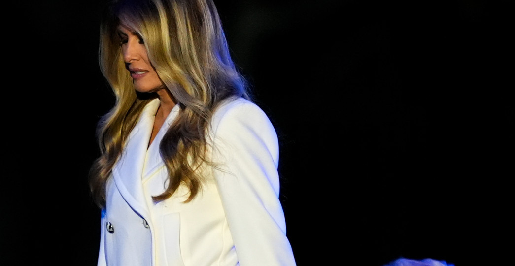 TO JE TAJ BELI KAPUT Melanija prekšrila pravilo, ali zapalila mreže jer svaka žena sada želi baš ovakav model!