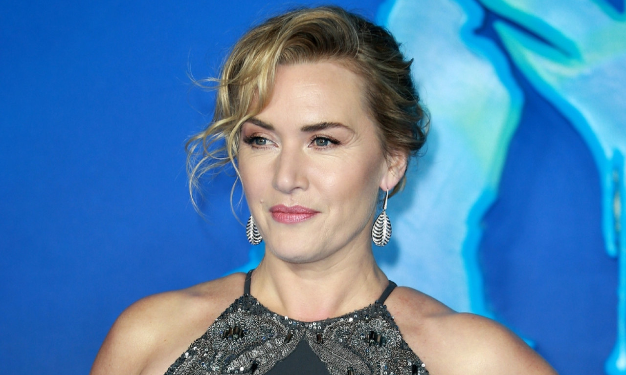 KEJT (50) U HALJINI IZGLEDA “KAO ZMAJ” – OBOŽAVAMO OVAJ KROJ KOJI PRAVI NAJLEPŠU FIGURU