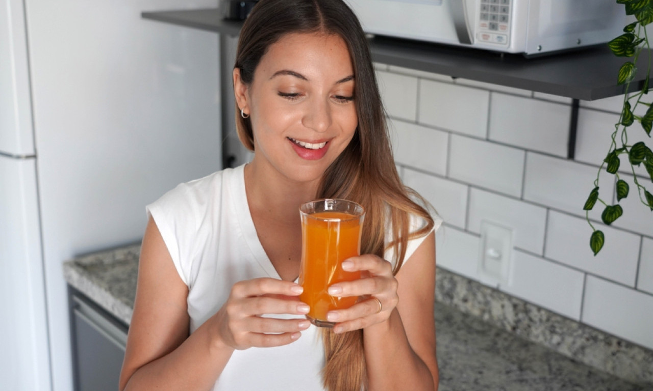 PIJTE GA SVAKO JUTRO ZA ENERGIJU, LEPU KOŽU I ČVRST IMUNITET Sok od 4 sastojka koji menja sve!