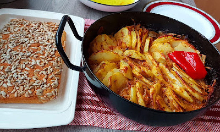 POSNI PODVARAK Pravi delikates, sa pečenim krompirom i projom