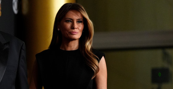 NIKO JOJ NIJE BIO NI DO KOLENA Melanija Tramp zablistala u haljini kojoj niko ne može pronaći manu!