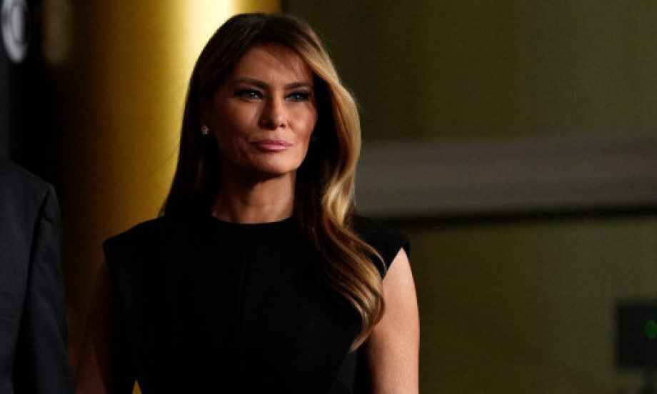 NIKO JOJ NIJE BIO NI DO KOLENA Melanija Tramp zablistala u haljini kojoj niko ne može pronaći manu!