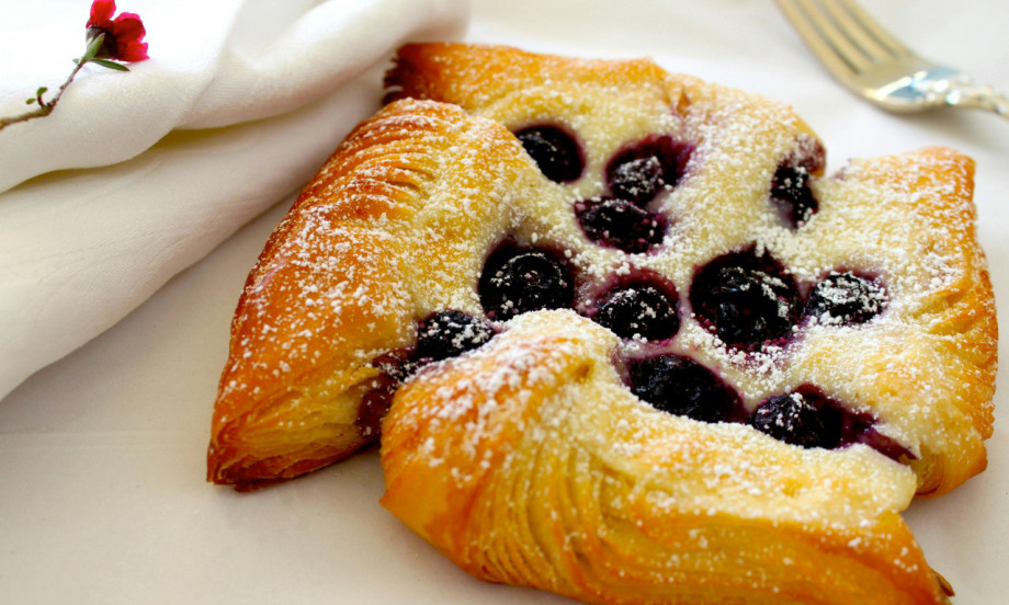 SOČNA PITA SA VIŠNJAMA I PUDINGOM KOJA OSVAJA NA PRVI ZALOGAJ Kombinacija vanile i voća koju svi obožavaju!