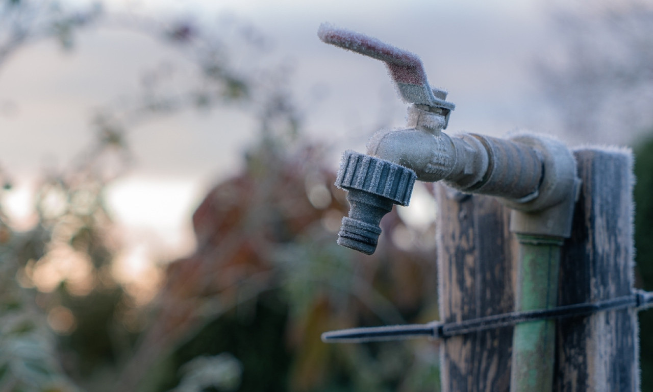 JEDNA STVAR KOJU VODOINSTALATERI UVEK URADE PRE MRAZA Sitnica koja može da vam uštedi ozbiljan novac i nerviranje