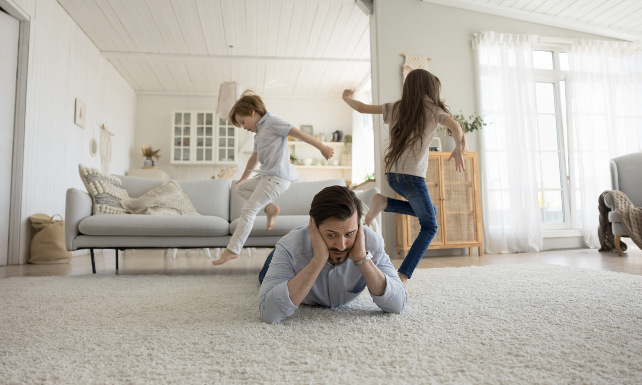 „ČUVAO SAM DECU DOK SI RADILA!“ Muž se žali što mora da bude otac – majke na internetu ga razaple