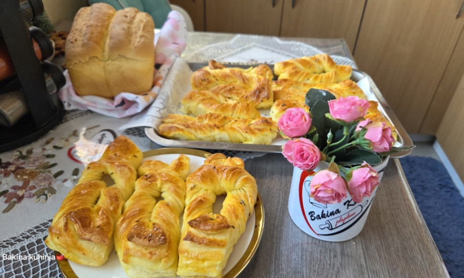 MEKANI KAO PAMUK, A KRCKAJU! Domaći lisnati prutići sa sirom