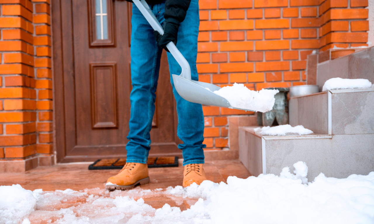 E PA NIJE SO! Jedan kućni sastojak topi led sa stepeništa brže nego što mislite