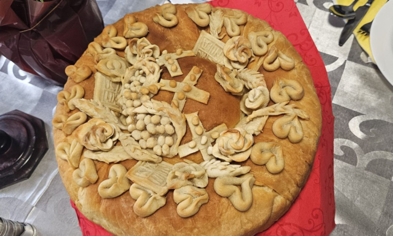 POSNI SLAVSKI KOLAČ KOJI UVEK USPEVA Mekan, mirisan i bogato ukrašen (RECEPT)