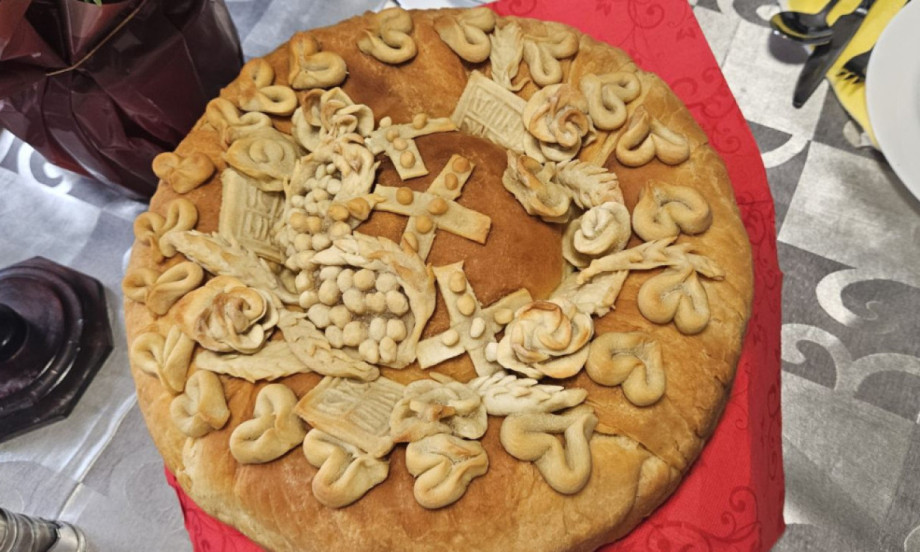POSNI SLAVSKI KOLAČ KOJI UVEK USPEVA Mekan, mirisan i bogato ukrašen (RECEPT)