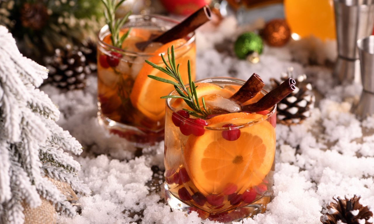 "DA OŽEŽI I UGREJE!" NAJBOLJI KOKTELI Malo sastojaka, mnogo uživanja!