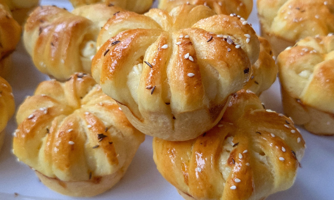 TAMAN ZA DOČEK DA SE NAPRAVI Cvetne krunice sa sirom!