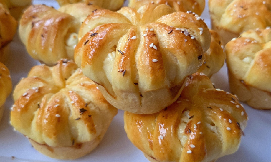 TAMAN ZA DOČEK DA SE NAPRAVI Cvetne krunice sa sirom!