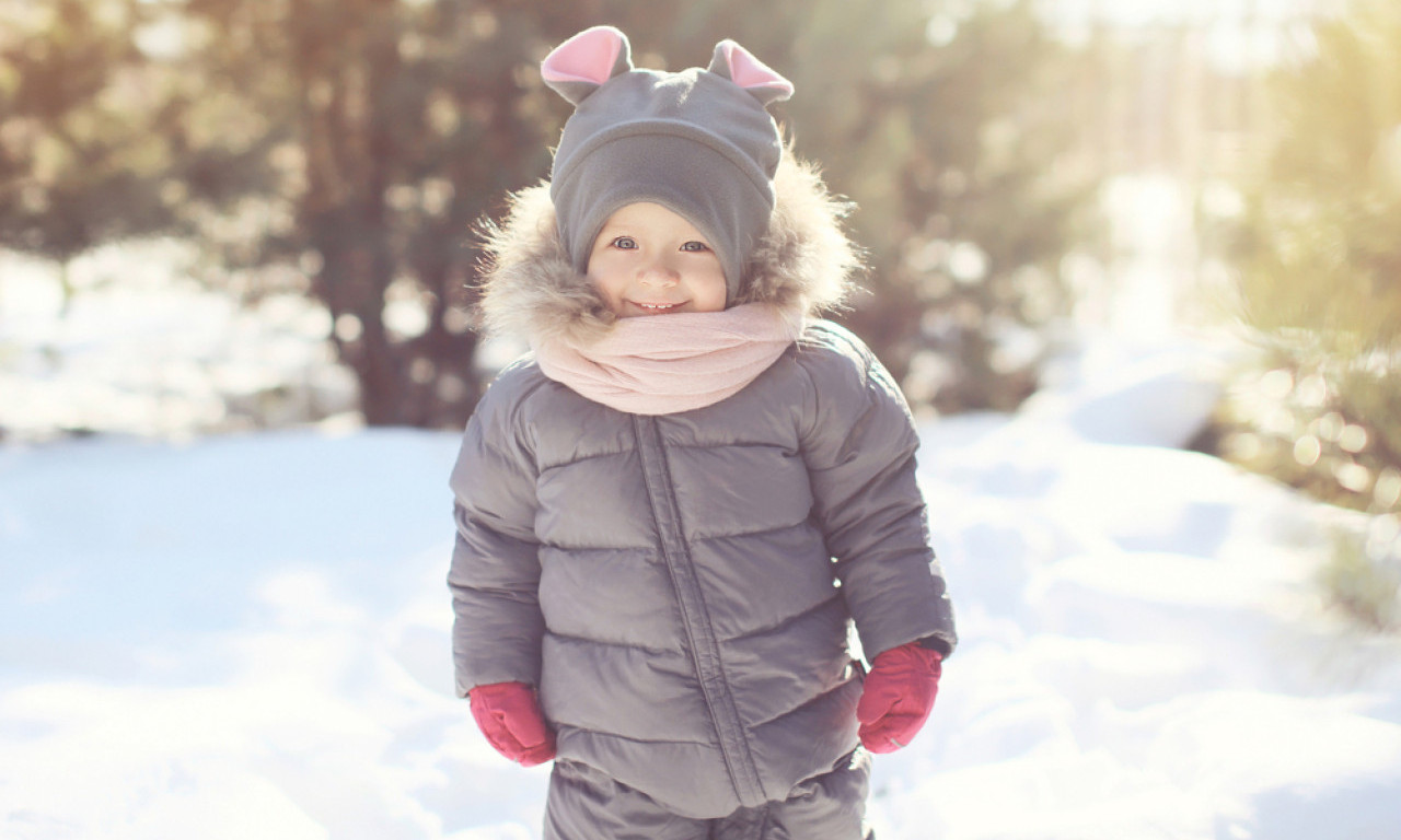 RODITELJI ZIMI ČESTO PRAVE GREŠKU KOJA MOŽE DA NAŠKODI RAZVOJU DECE Kako obući dete kada je hladno?