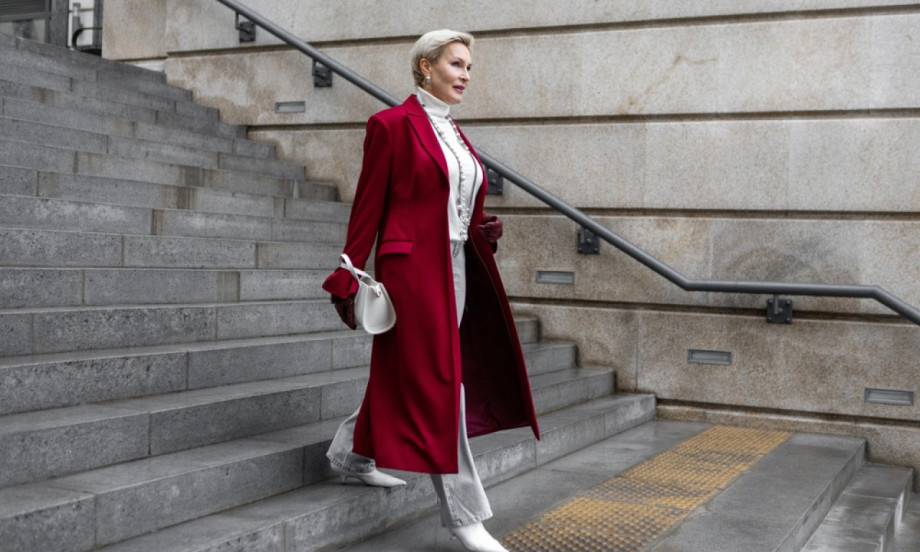 OVAJ KAPUT RASPRODAT JE BRZINOM SVETLOSTI: Crvena boja osvaja početak 2026. i žene su oduševljene!