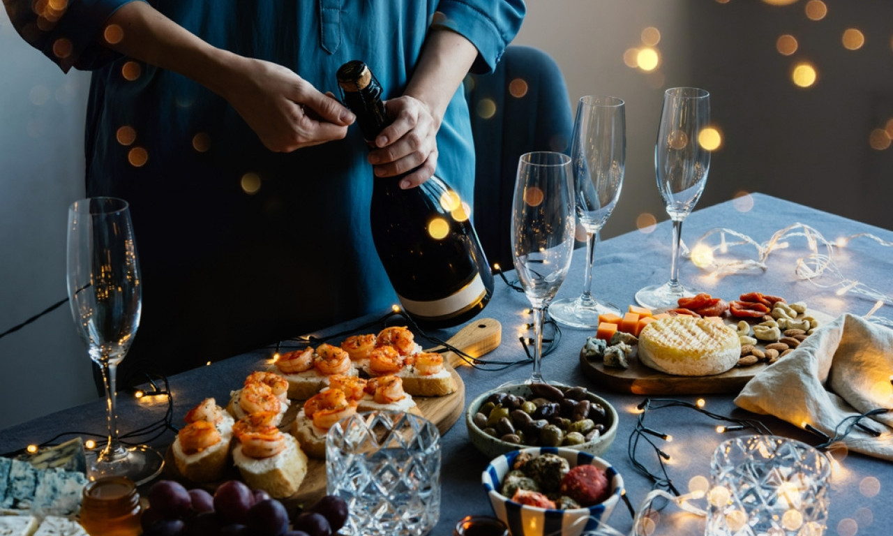 KAD NEMA OTVARAČA, A DOČEK JE TU Kako otvoriti vino i ostati legenda večeri!