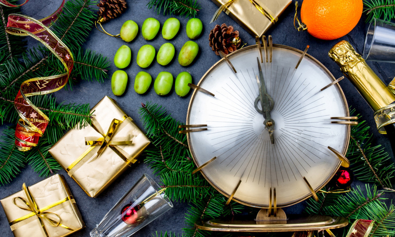 POJEDITE 12 ZRNA GROŽĐA U PONOĆ Staro verovanje koje obećava sreću, ljubav i obilje u 2026.