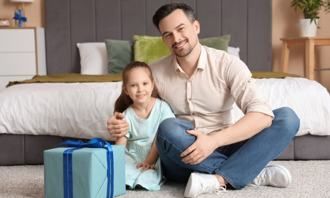 DANAS SE VEZUJU TATE Oci – najveseliji porodični praznik uz smeh, poklone i stare običaje!