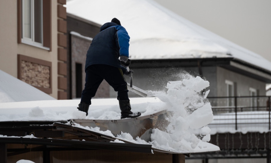 KAKO BEZBEDNO OČISTITI SNEG SA KROVA Važni saveti da se izbegnu povrede ukućana