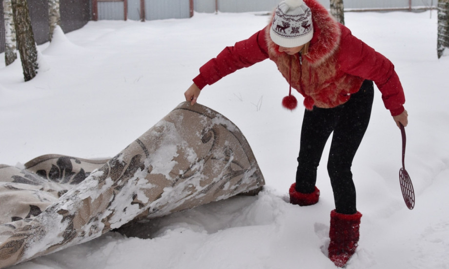 ZIMSKI TRIK KOJI SE VRAĆA U MODU Kako se tepisi prirodno čiste na snegu – bez hemije i bez muke