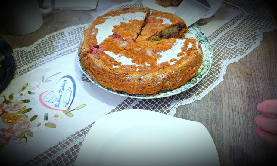 MIRISNA ČAROLIJA IZ BAKINE KUHINJE Sočni kolač sa orasima, bananama i cimetom!