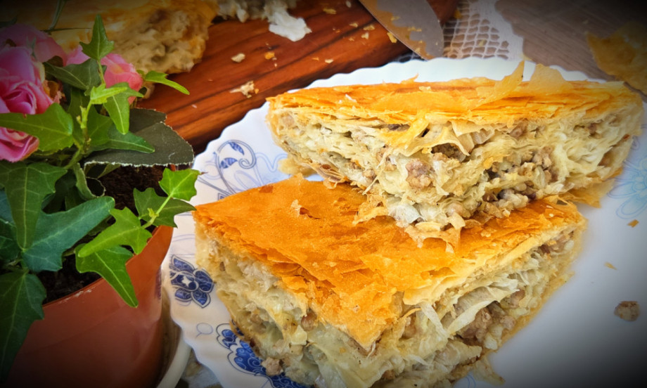 DOMAĆI BUREK SA MESOM! MIRIS KOJI DUŠU GREJE I SRCE OTAPA Korica peva pod prstima!