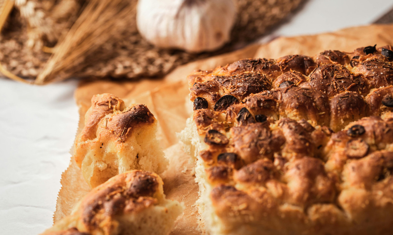 ITALIJANSKA FOKAĆA KAO IZ PEKARE Donosimo recept za mirisni hleb koji se lako pravi kod kuće!