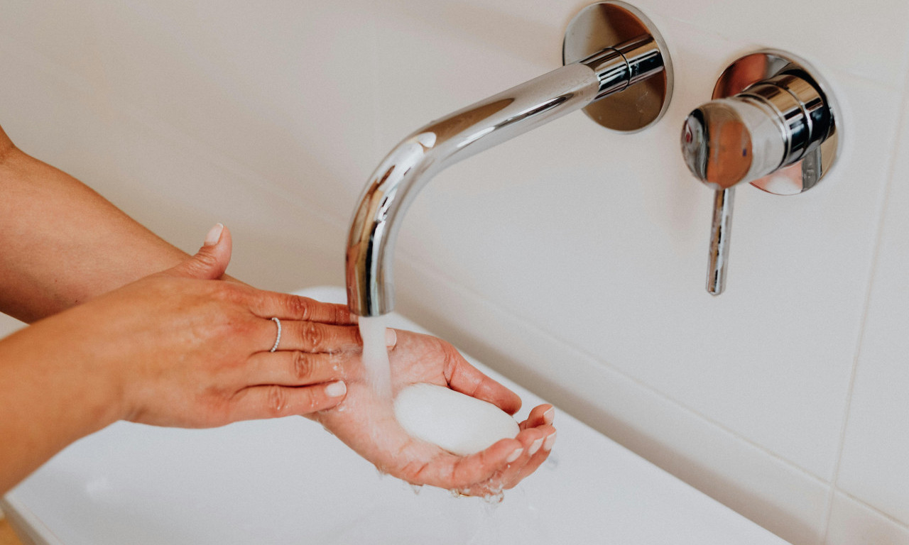 TEČNI ILI ČVRSTI SAPUN? Evo koji je zapravo bolji za kožu!